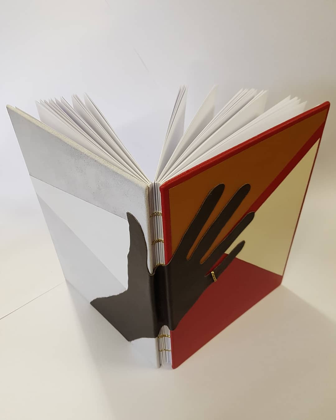 Humane Litterae - Humana Ars opera per realizzata per la mostra Essere V_Mano